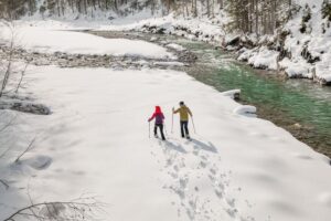Co warto zabrać w góry zimą, żeby cieszyć się przygodą?