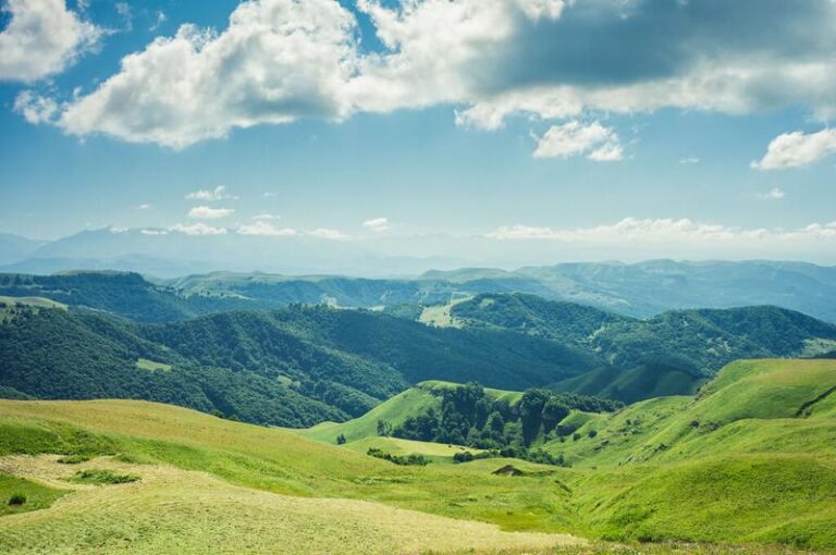 Co zabrać na wypoczynek w górach? Praktyczny przewodnik dla miłośników natury