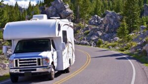 Podstawowe rzeczy, które warto spakować do kampera – praktyczna lista dla każdego podróżnika