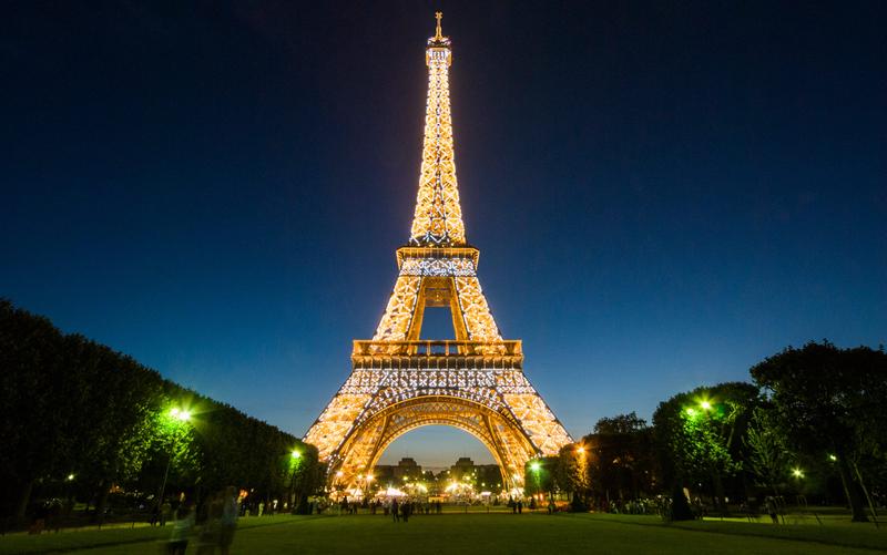 Ile osób straciło życie podczas budowy wieży Eiffla?