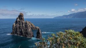 Jak długo trwa lot z Polski na Maderę? Poznaj dokładny czas podróży!