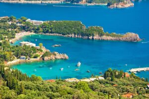 Ile trwa lot z Polski na Korfu? Praktyczny poradnik dla podróżnych