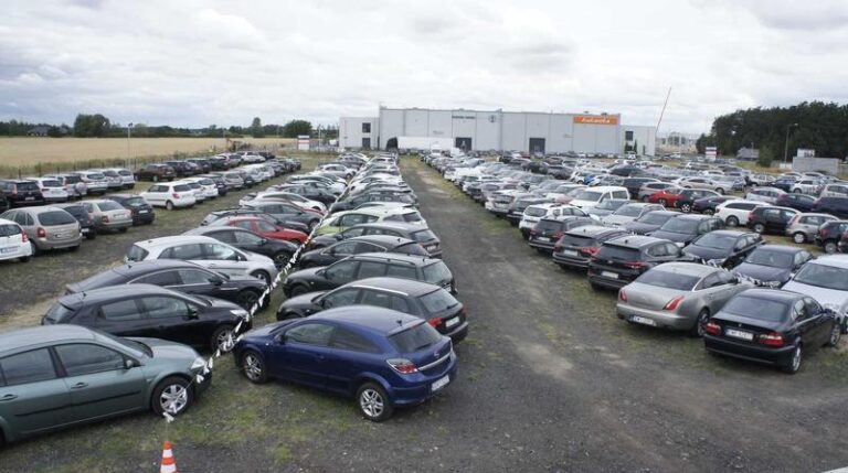 Podróże samolotem: Jak wybrać najlepszy parking na lotnisku?