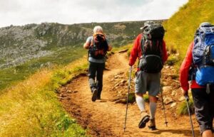 Przewodnik po wędrówkach: Co zabrać ze sobą na górską przygodę?