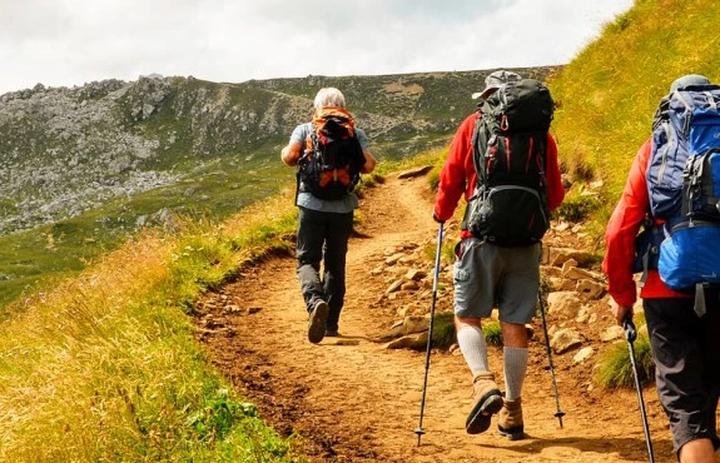 Przewodnik po wędrówkach: Co zabrać ze sobą na górską przygodę?