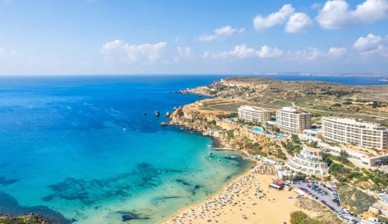 Jak długo trwa lot z Polski na Maltę? Praktyczny poradnik dla podróżnych