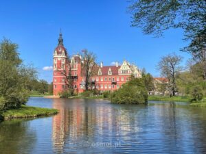 Odkryj skarby Parku Muzakowskiego: atrakcje, jeziora i ciekawe zdjęcia z wizyty