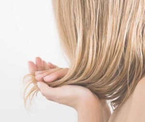 Odkryj tajemnice pielęgnacji: na ratunek przesuszonym włosom!